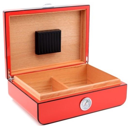 Myon Humidor Racing Edition Red Carbon v. 50 Sig. - binnenaanzicht cederhout interieur met verdelers