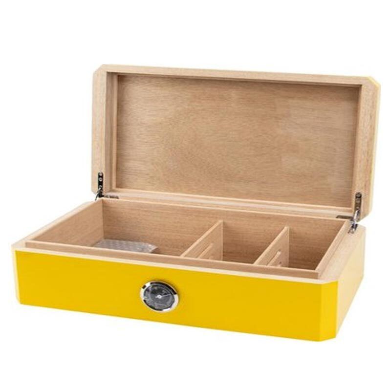 Humidor Yellow Shiny Finish Black Leather - binnenaanzicht met cederhout bekleding