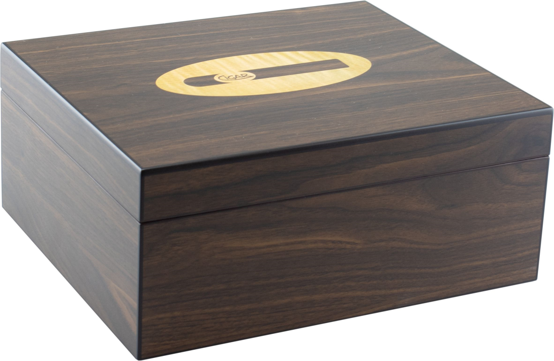 Humidor Walnoot met Cigar logo 50 sigaren - vooraanzicht walnoothout humidor met logo