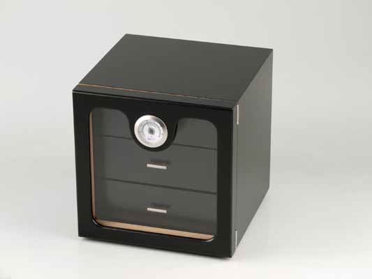 Humidor zwart acryl 3 laden 50 sigaren - vooraanzicht zwarte humidor met acryldetails