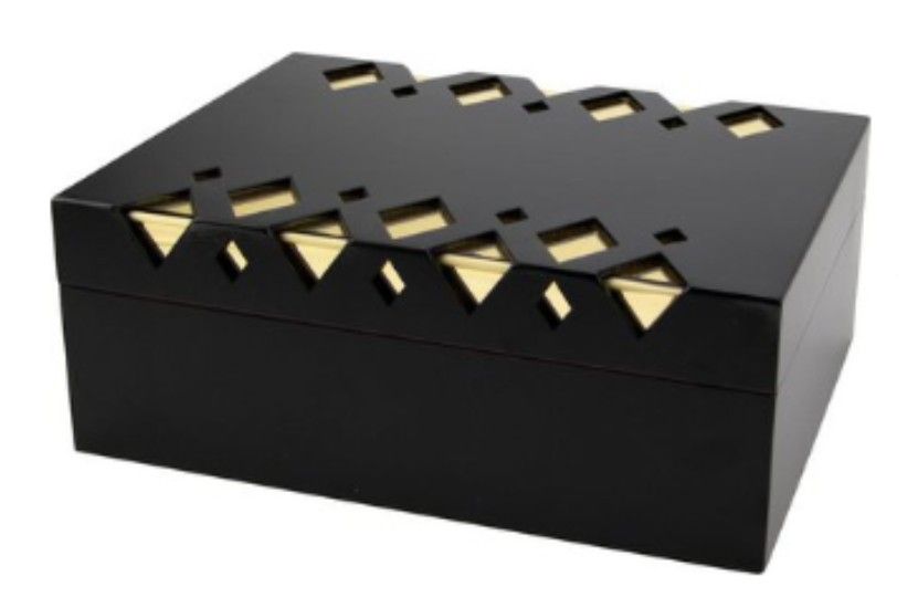 Humidor Matt Zwart met Gouden patroon (50 cig) - vooraanzicht zwarte humidor met gouden patroon