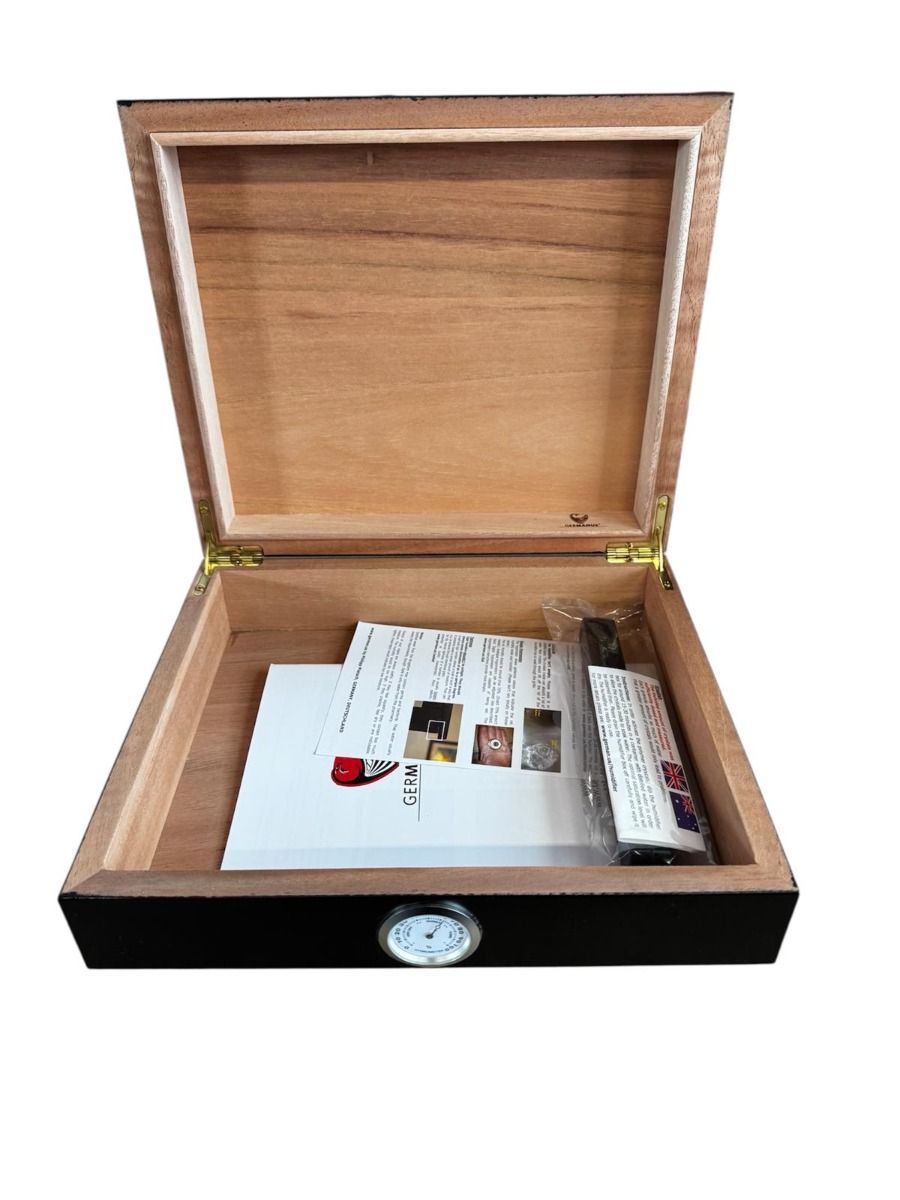 Humidor zwart met Cuba vlag - binnenaanzicht met cederhout