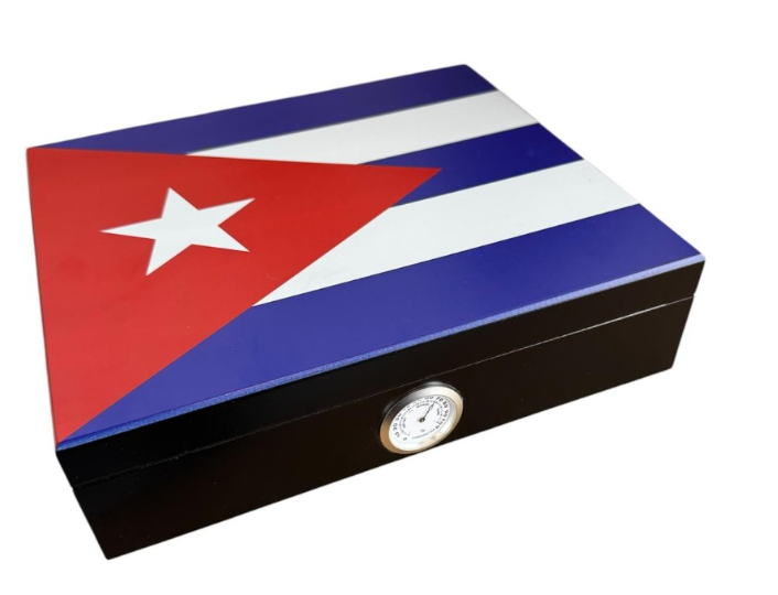 Humidor zwart met Cuba vlag 20 sigaren - vooraanzicht zwarte humidor met Cubaanse vlag