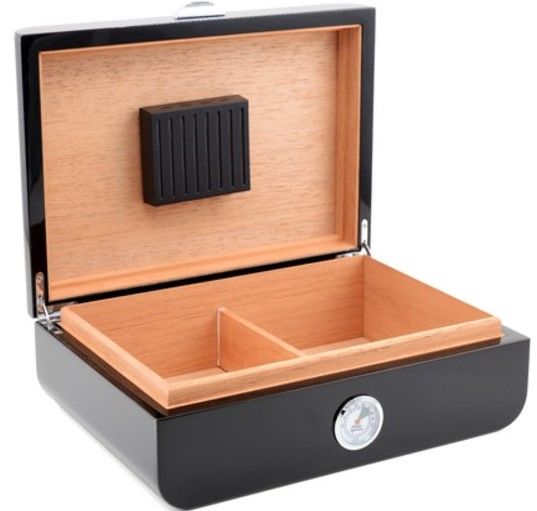 Myon Humidor Racing Edition Black Carbon v. 50 Sig. - binnenaanzicht cederhout interieur met verdelers