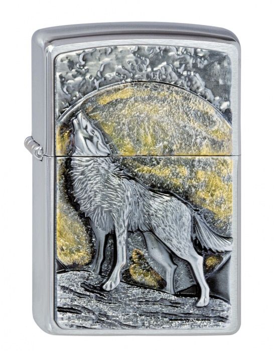 ZIPPO PL 200 WOLF AT MOONLIGHT EMBLEM - vooraanzicht met wolf embleem
