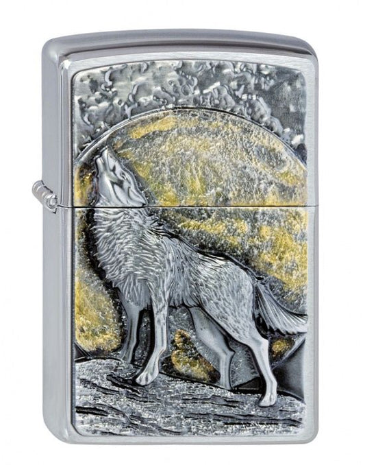 ZIPPO PL 200 WOLF AT MOONLIGHT EMBLEM - vooraanzicht met wolf embleem